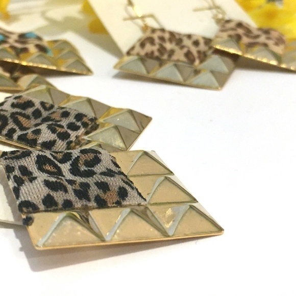 𝅺3/$29! 3 Pairs Lightweight Animal Print Earrings - Picture 7 of 8